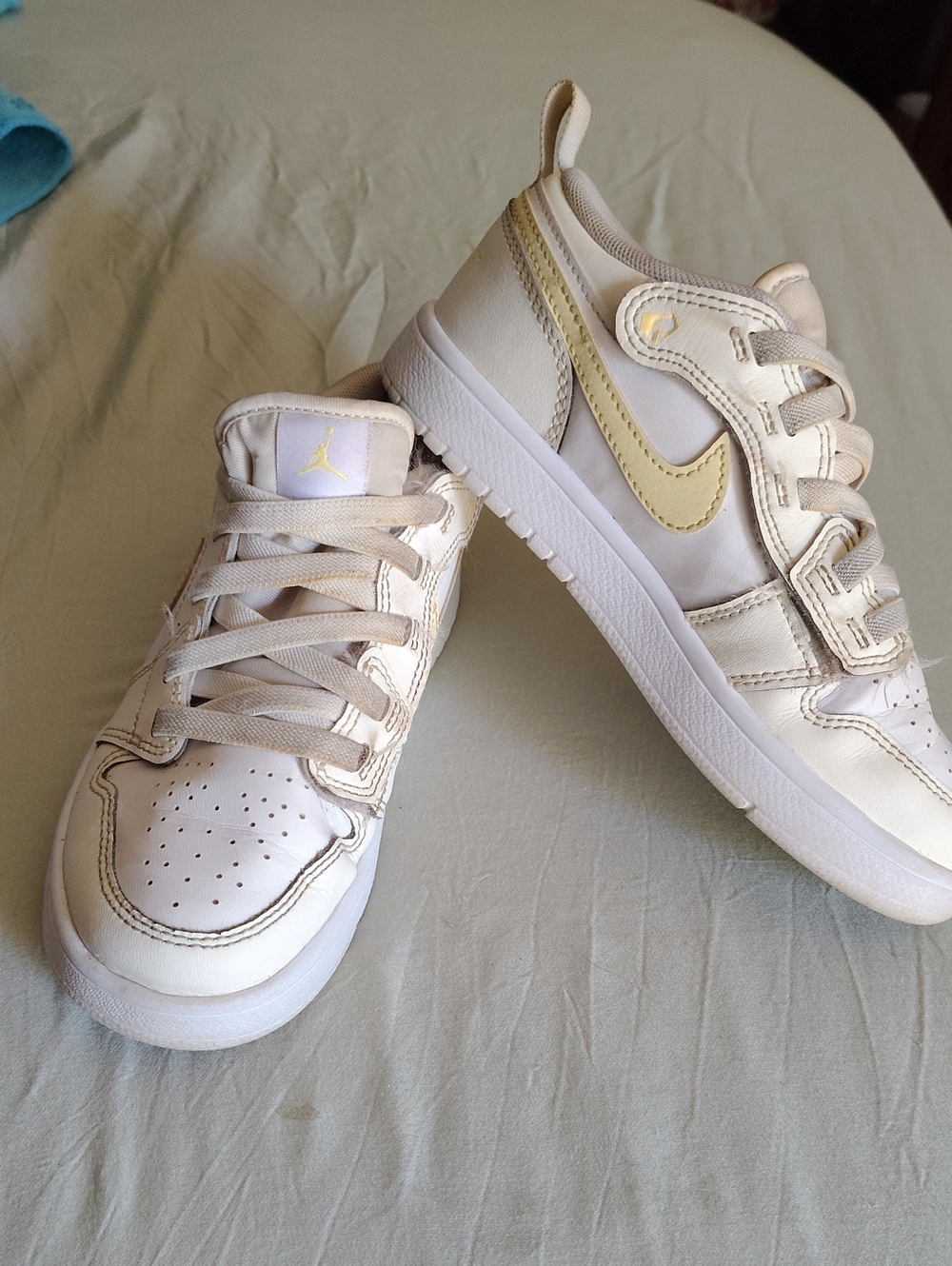 Nike Air-jorden  Low-Top Sneakers in Cream and Pale Yellow